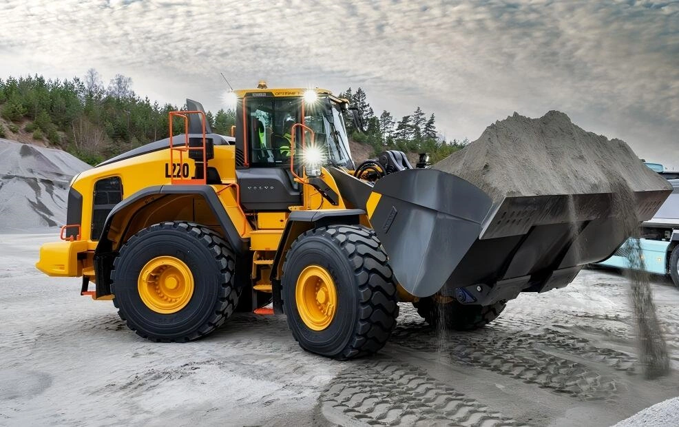volvo l220g loader blades in action